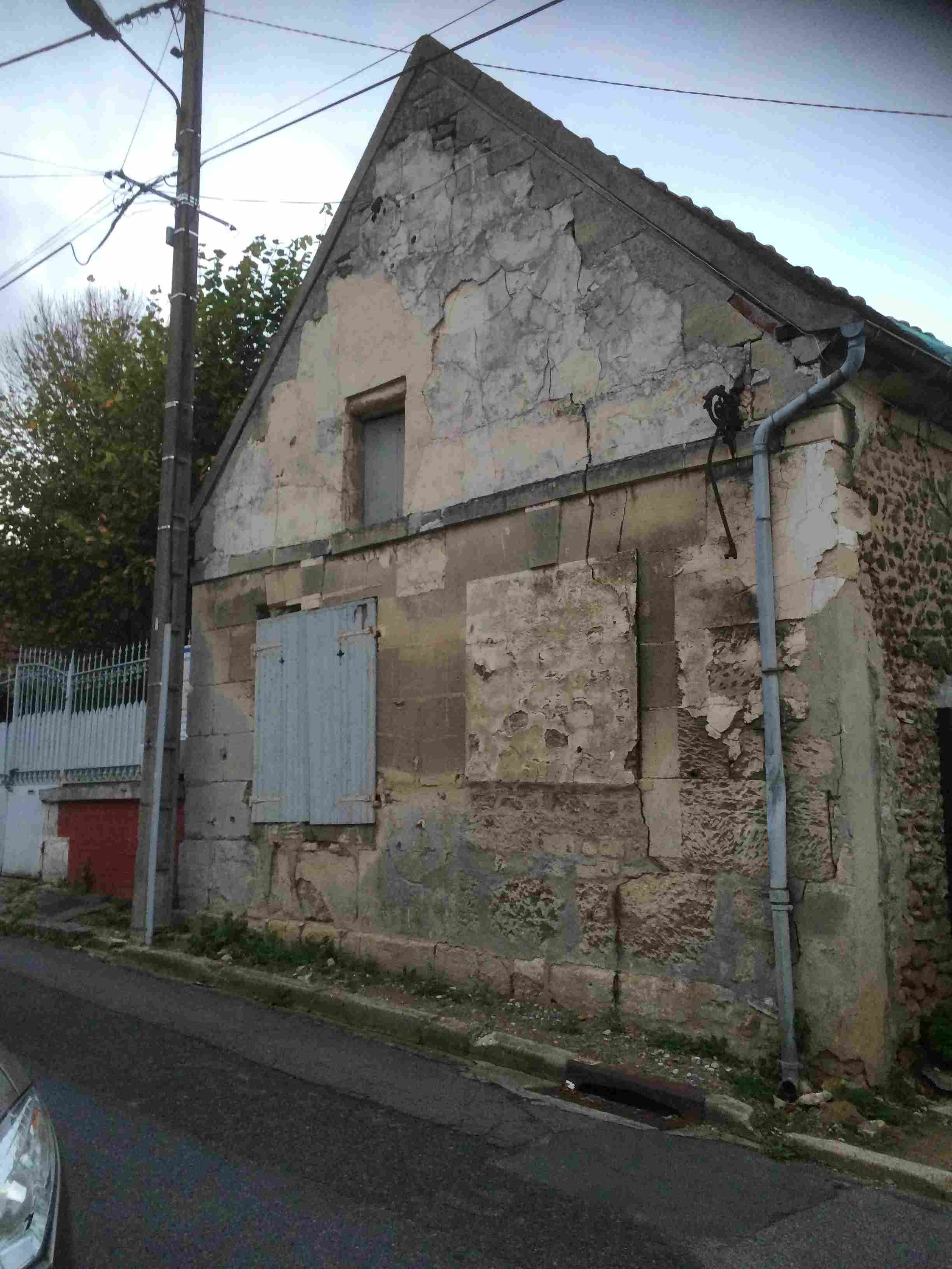 Laigneville pignon avant rénovation